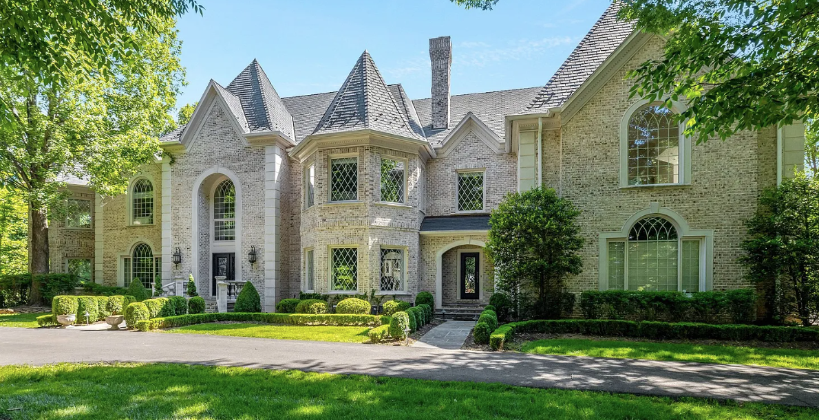 Grand Great Falls Estate With Elegance