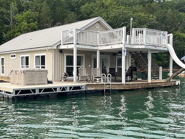 Floating Norris Lake Retreat
