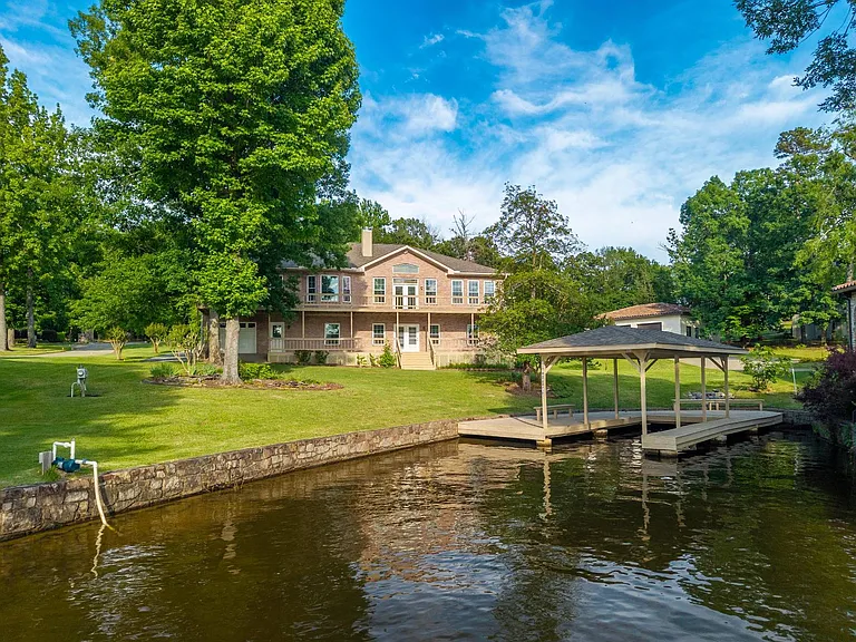 Peaceful Lakefront Living in Hot Springs