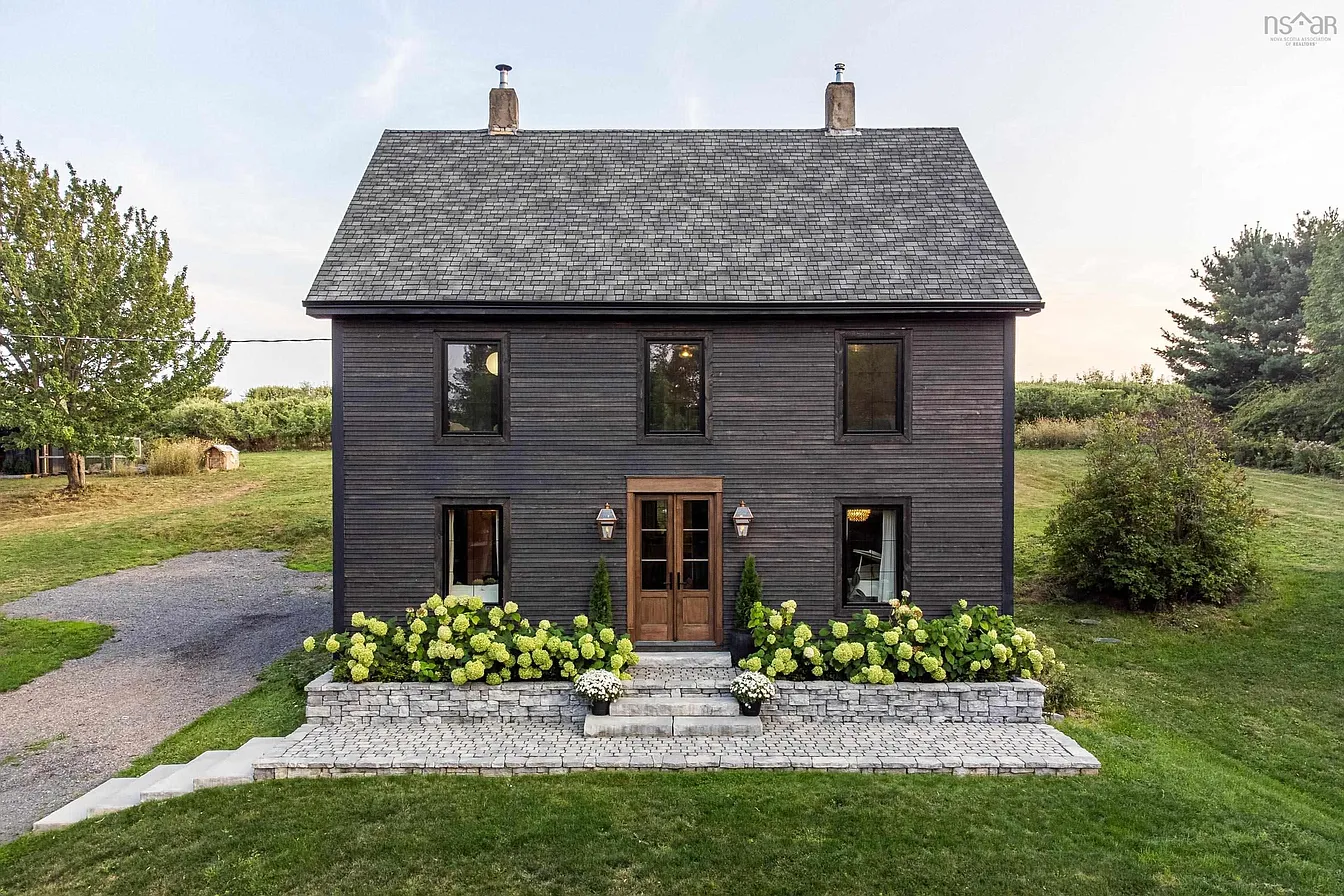 Charming Historic Farmhouse in Grand Pré