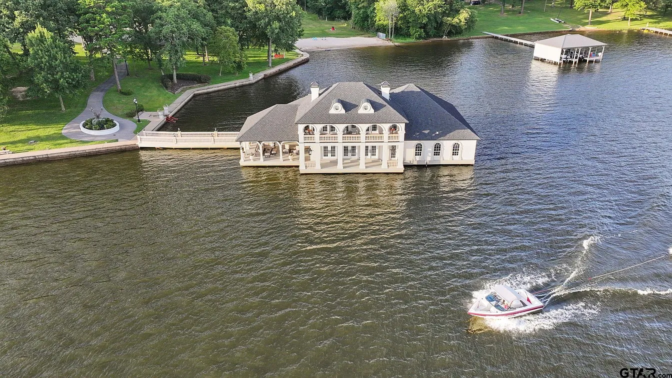 Lakefront Retreat in Tyler