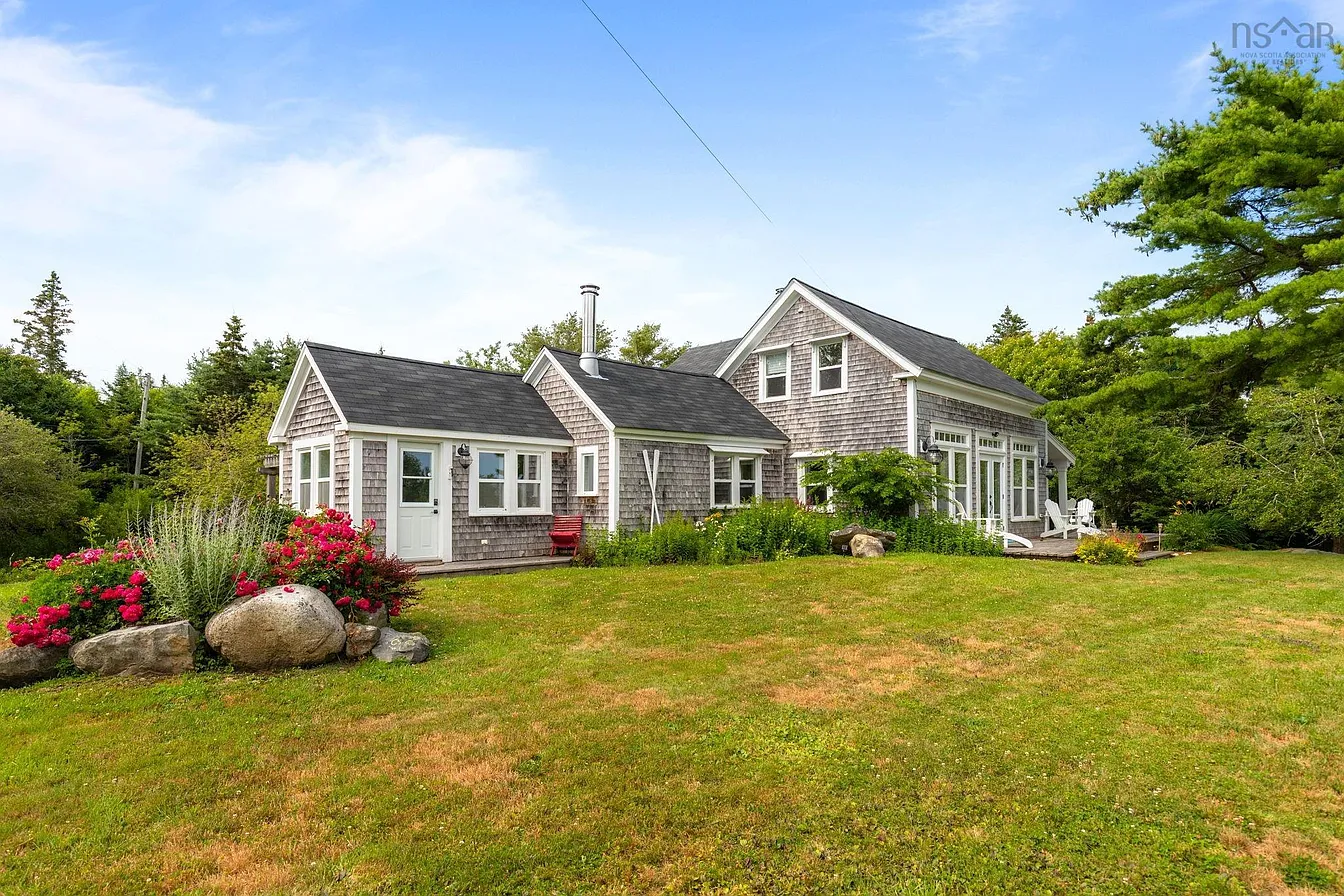 Charming Coastal Retreat in Shelburne