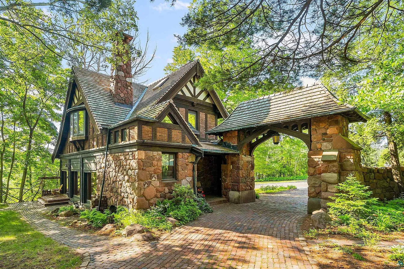 Charming Stone Cottage in Duluth