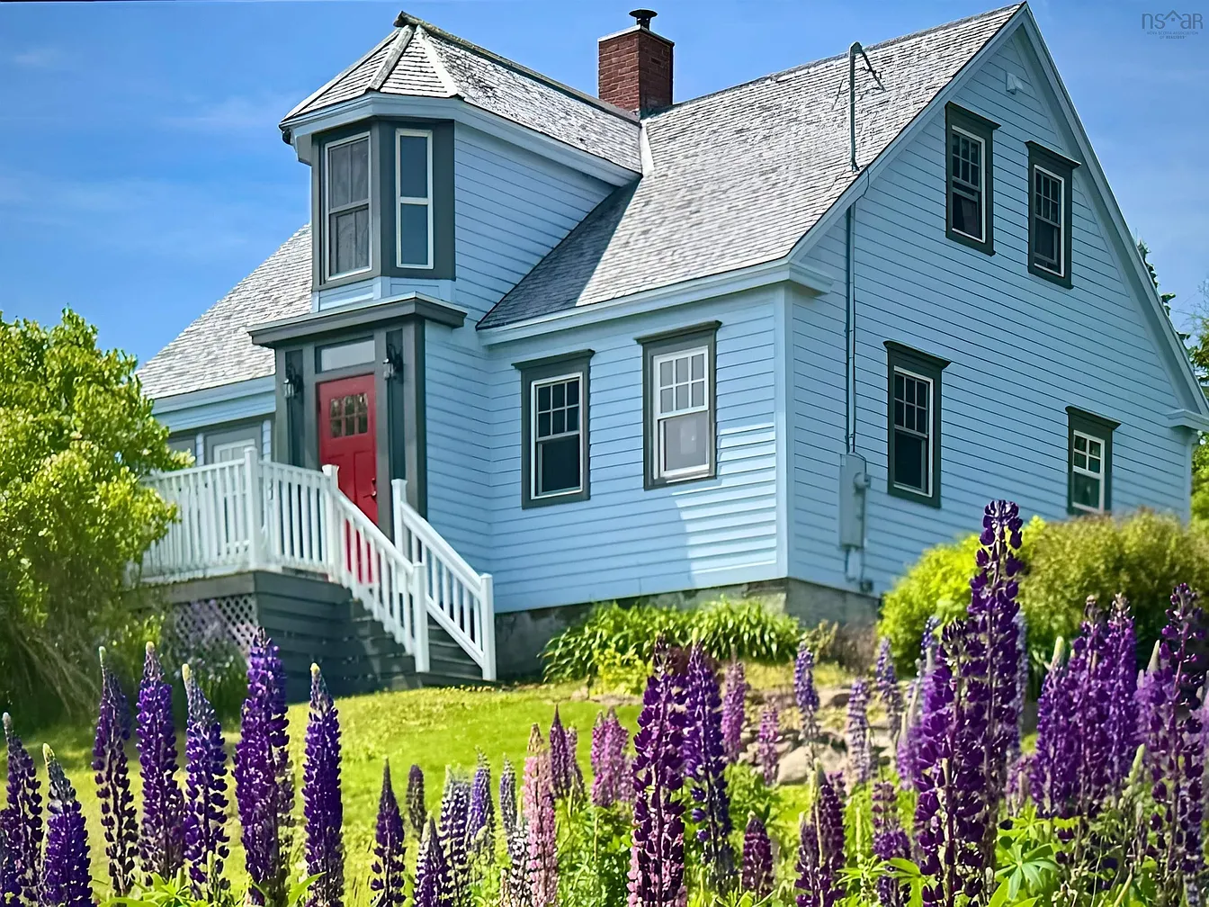 Oceanfront Coastal Retreat in Lunenburg